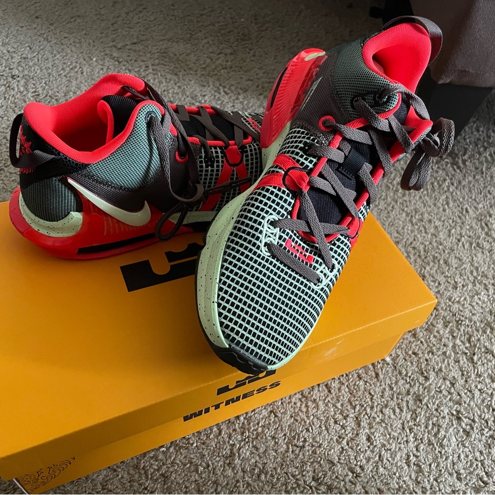 LEBRON WITNESS VII SIZE 12